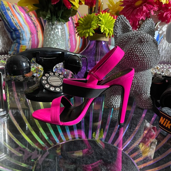 TOKYO! - Picture 2 of 3